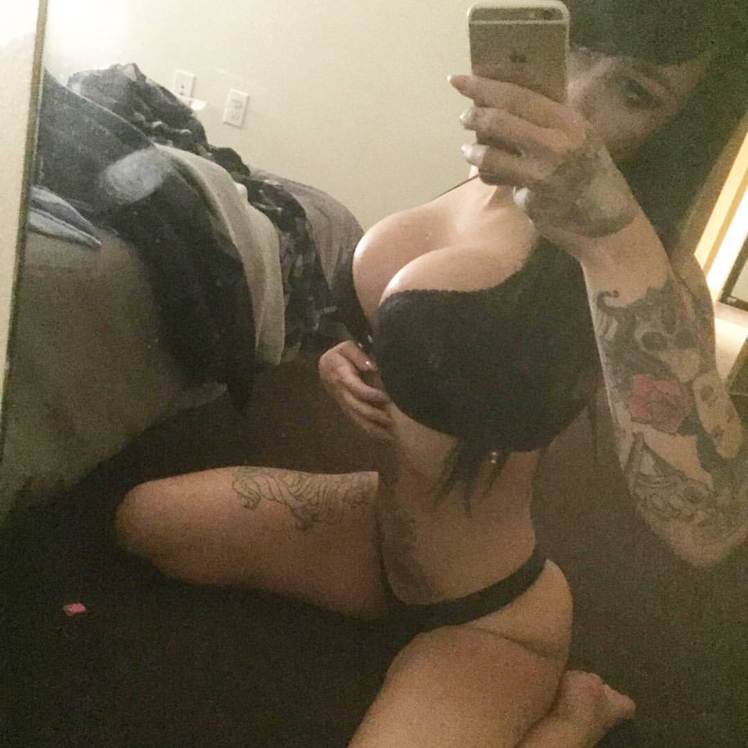 Her body is just ridiculous!!!!! Damn!! #barriogirls model  @tattedupsophi  @tattedupsophi