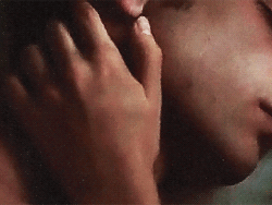 dumtidumb:  ca·ress; A gentle touch or gesture of fondness, tenderness, or love.   è sempre il sabato che incombe