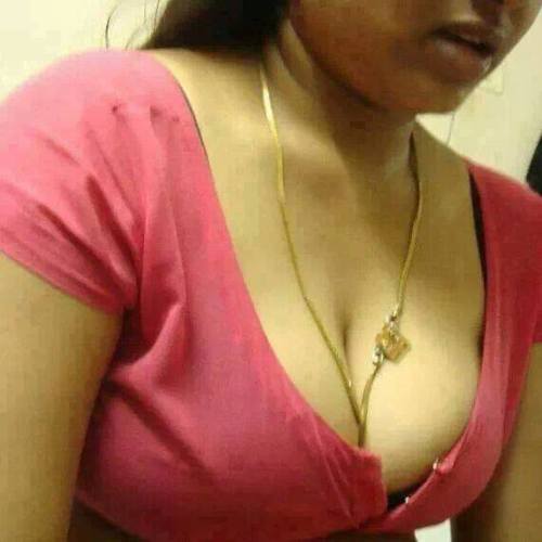 Desi aunty blouse hot cleavage