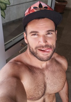 barlowgay:  Great chest and very handsome