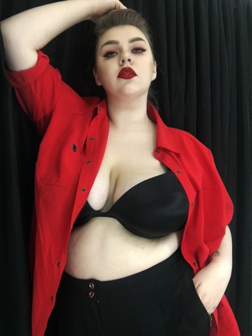 the-little-tummy-that-could: fakeariellejane: petition for wlw to start wearing their shirts open li