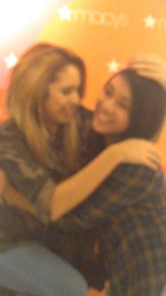 jasminev-news:  October 2nd: More pictures of Jasmine meeting some fans at Macy’s