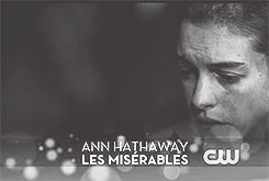 montyygreen:   18th Annual Critics’ Choice Awards || Anne Hathaway pointing out