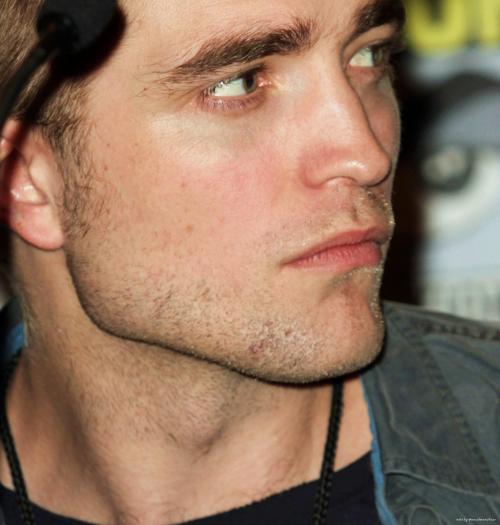 socalmom2four:  #365DoR ~ Day 200 ~ 7.19.13 ~ Favorite pic of Rob from Comic Con 2011…picked my top 10! Even with his Cosmopolis hair cut he still managed to look amazing…as always. <3 