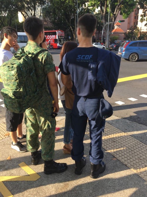 fuckyeahsgbois: beewreborn: Twin brothers in uniform Nice little pocket hotties