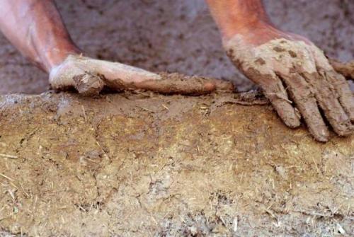 Adobe Mud: Building With Earth Simone Swan and her students at the Adobe Alliance are building with 