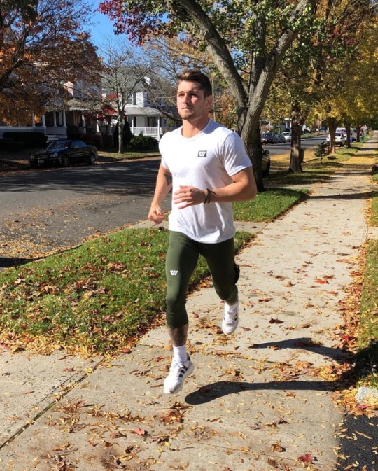 pint-of-gat:  thecurlyyogi:  pint-of-gat:  🏃  whatcha lookin’ at down there (:  