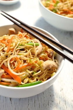 nom-food:  Chicken chow mein