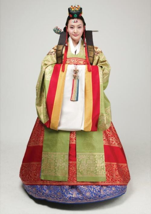 Korean hwarot or bridal robe. The gown was worn by royal women during the Goryeo and Joseon Dynastie