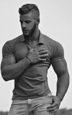 Sexy muscle guys