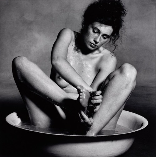 x-heesy: Irving Penn, Soaping sole of foot, New York, 1978.https://t.co/uJeun9fkKy 