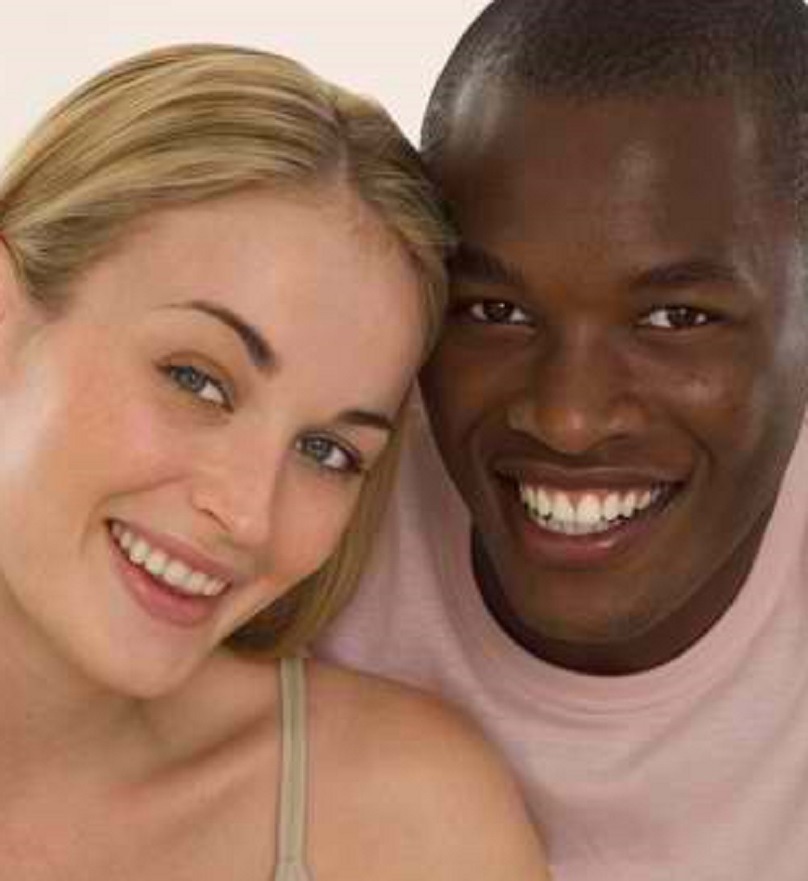 Wife gets bbc. Межрассовые красивые пары. Нигеры с белыми женщинами. Темнокожий парень и белая девушка. Белый негр.
