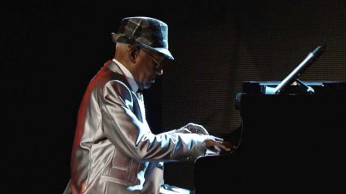 Cuban Pianist Guillermo Rubalcaba Dies at 88
The bandleader was pianist for the Afro-Cuban All Stars and father of jazz great Gonzalo Rubalcaba, Judy Cantor-Navas reports for Billboard.
Pianist Guillermo Rubalcaba, leader of classic Cuban dance band...