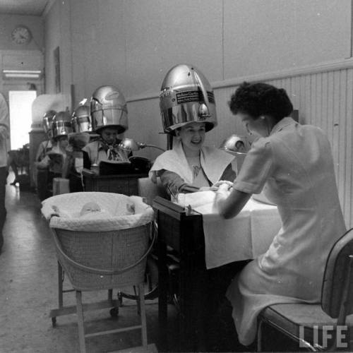 Baby at the beauty salon(Nina Leen. 1947)