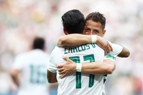 philippescoutinho:Carlos Vela of Mexico celebrates with teammate Javier Hernandez after scoring a penalty for his team’s first goal during the 2018 FIFA World Cup Russia group F match between Korea Republic and Mexico.