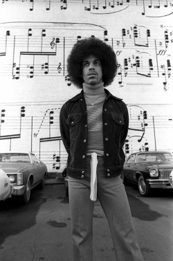 twixnmix:19-year-old Prince photographed by Robert Whitman outside Minneapolis’ old Schmitt Music Headquarters, 1977.  @fairyneko 