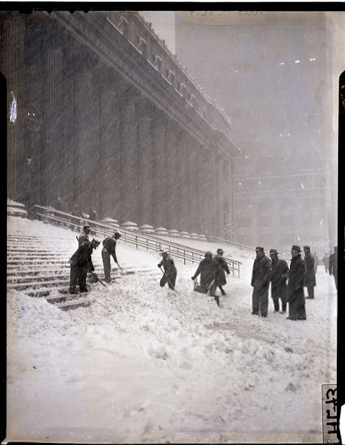 undr:Bettmann. Workers shoveling snow off steps. The General Post Office. New York. 1947Eventually k