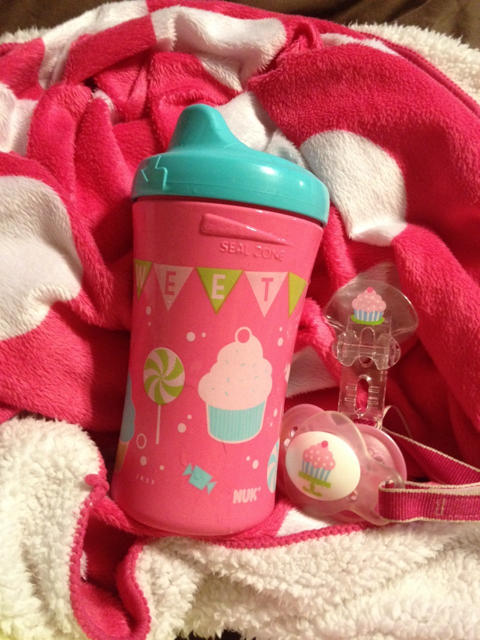 char-char-mander:  babyskittlebug:  allygator814:  New cupcake sippyÂ ! It matches