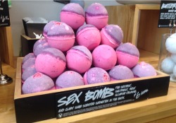 the-kawaiiest-bitch:  this bath bomb is actually so great 