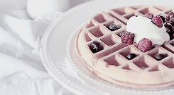 scodelarioss:  Get to know me meme: 8/10 pairings » Serena van der Woodsen and Dan Humphrey      “I 