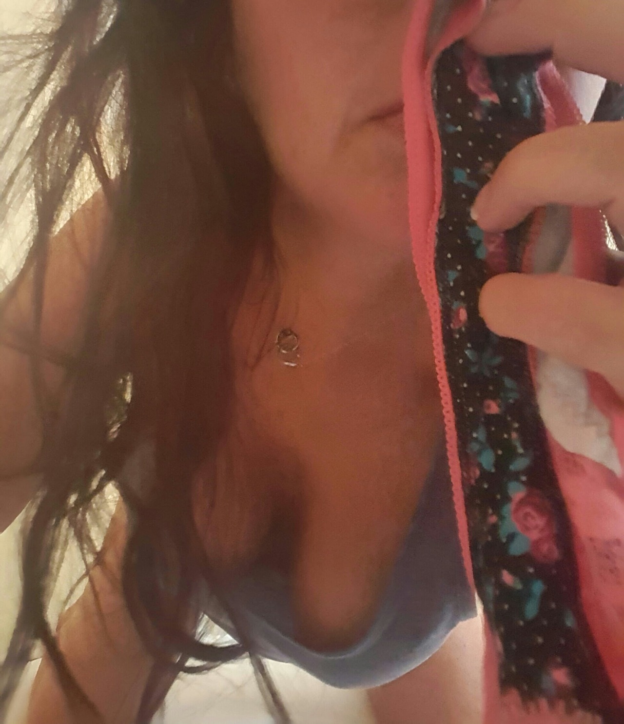 juicylips72:  Smelling my sweet musky scent from my panties ….mmmm 👃👃👃