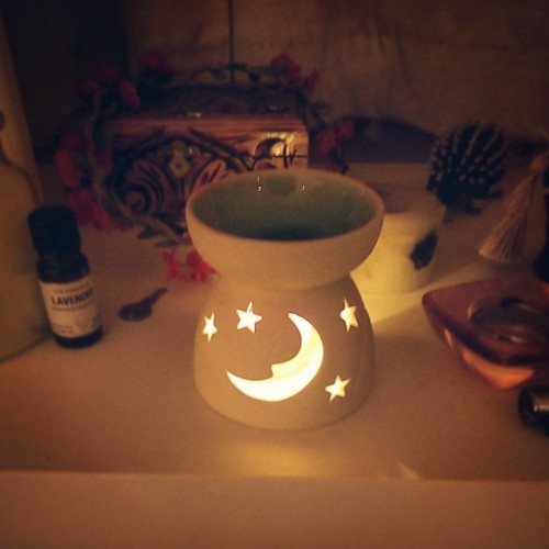 Got such a cute and thoughtful gift today from my favourite person. :3 it’s a little #oilburner with #lavender oil and lavender candles to burn before bed to help me fall asleep!