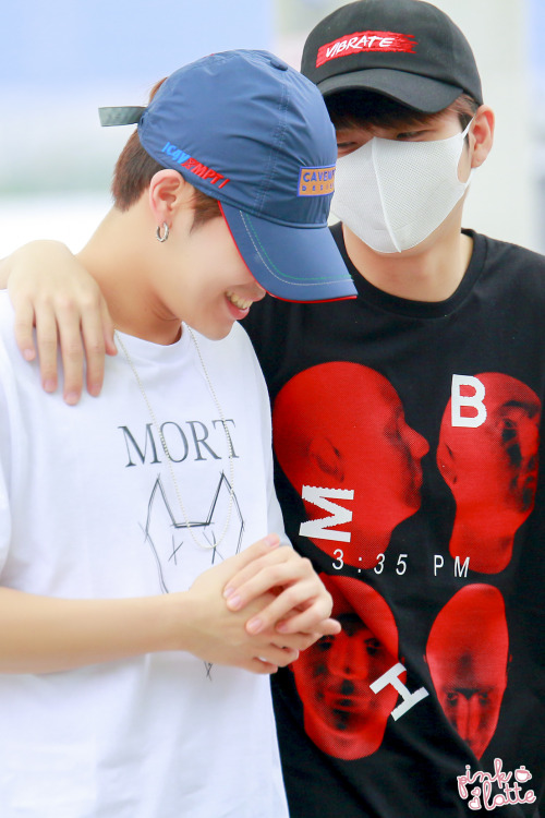 sunggyu428: cr:  핑크 라떼 ‏ do not edit, crop, or remove watermark