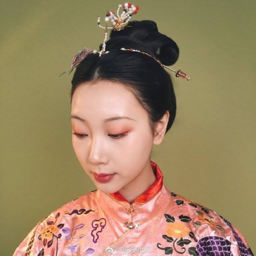 Traditional Chinese hanfu &amp; hairstyle in the style of the Ming dynasty.