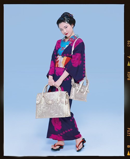 tanuki-kimono:  Nobuyoshi Araki 「カービングトライブス」×着物 (Carving Tribe bag x Kimono) campain, seen on 