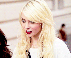 cesbeautes-blog:  Gossip Girl | How to succeed in bassness [3x07]. 