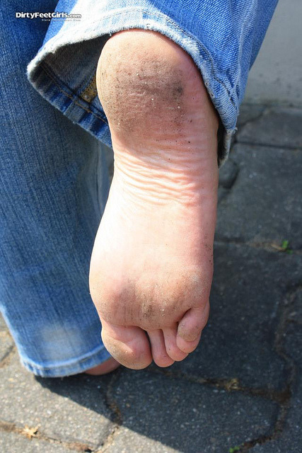 letsfeetgirls:  Feet Girl on Flickr. 