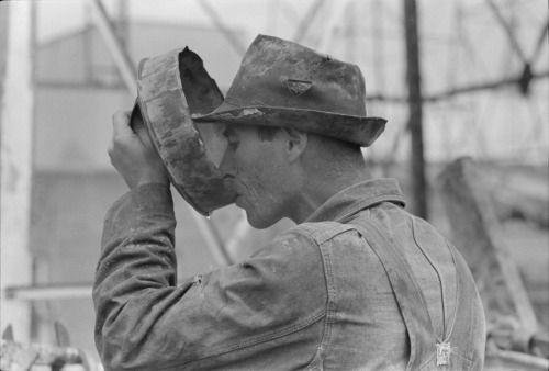 Russell Lee, Oil field worker drinking water, Kilgore, Texas, April 1939.