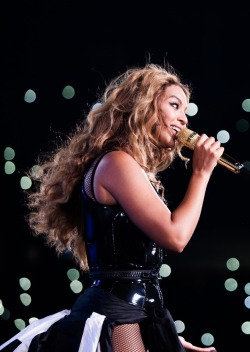 beyoncefashionstyle:  On the run tour (July 15)