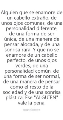 volando-con-las-alas-rotas:  big-fake-smiles-and-stupid-lies:  be-spontaneous-be-yourself:  esta foto me dolió wn, gracias papas! gracias por darme ojos verdes y un cabello lindo, los odio .l.  adjskfagsdhgsdpobre comentario :’D  esta wea me emocionoxd