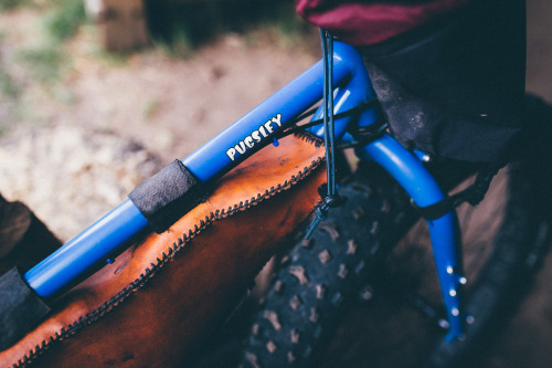 whileoutriding:  Leather, hand stitched framebag, seen on a rather special farm in Ecuador. Its owne