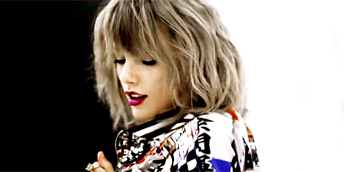 colorsinautumn:   taylor swift doing this shoulder roll thing (◡‿◡✿)  