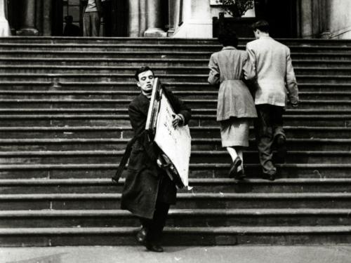 loverofbeauty:“As Paul Hogan came dashing down the steps of London’s Tate Gallery in 195