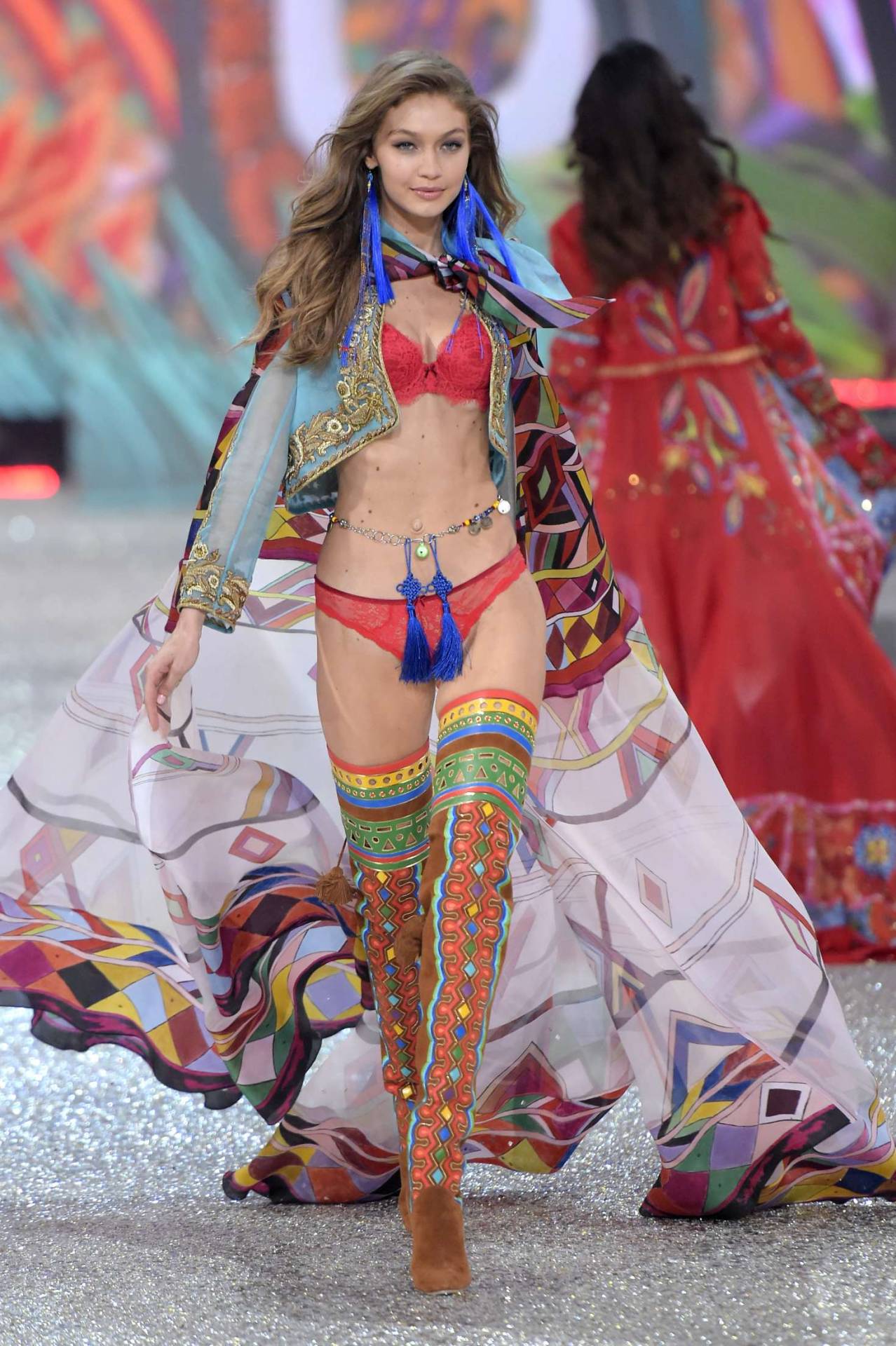 dreadinny: Gigi Hadid – 2016 Victoria’s Secret Fashion Show Runway in Paris 