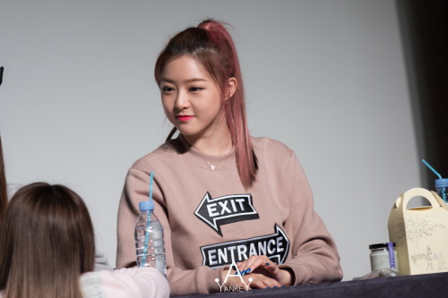 7raniagirls:[FANTAKEN] 151125 RaNiA (Seulji) @ Incheon Fansign / source: yankey 