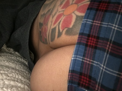 hotlatbot:  BUBBLE BOOTY SELFIES…
