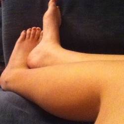 Ifeetfetish:  @Xxlucie_Georgiaxx’s Pretty Legs Ad Cute Feet Xx :) #Feet #Foot #Footmodel