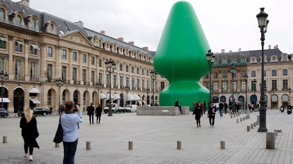 taigas-nsfw-shit:  mashable:  That time a butt plug appeared in Paris, France.  