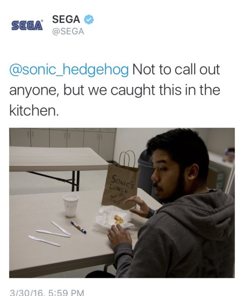 knucklesjunior-sidekick:  You can’t tell me this isn’t great   its not. why would you take sonic’s lunch?