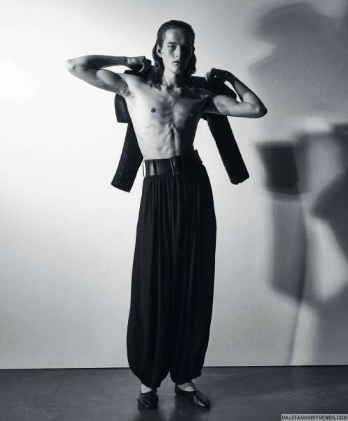 ESSENTIAL HOMME&ldquo;After Party&rdquo; feat. Erik Kettschick y Léopold Conil by Nicolas Valois wi