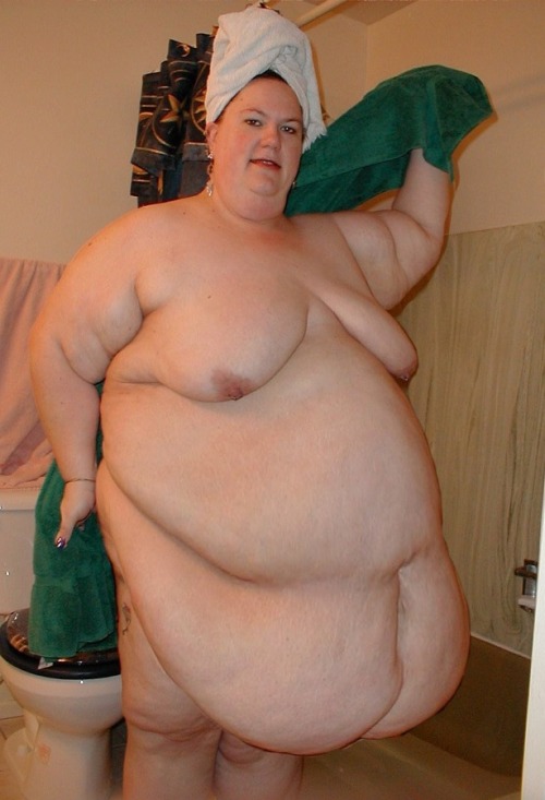 ssbbwsatx: bellylvr: OMG! Love her enormous belly hanging to her knees! If this is not a Morph then 