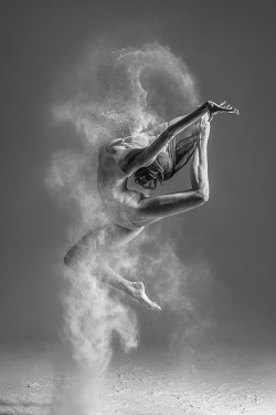 culturenlifestyle:  Alexander Yakovlev captures breathtaking Bodies Celebrating Dance Alexander Yakovlev is a Moscow based dance photographer with an eye for capturing beauty within motion. He graduated from the law faculty at the Russian State University