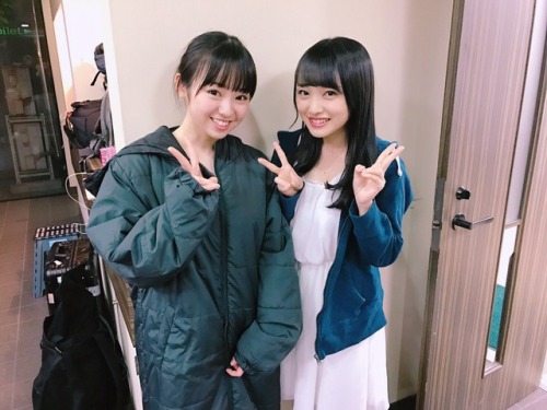 monowasure: @mionnn_48皆さんお待ちかね、坂道AKBのオフショット！ずーみんずーみん よく雰囲気似てるって言われるけど並んでみたらそこまで似てなかった笑 でも一番仲良くなれたよー！