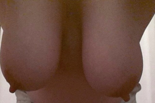 lustyfatty:  bustylovertits:  Pic submitted… Thanks !!! Submit your b⊙⊙bs’ pics: busty.lover.tits@gmail.com   Lovely hangers with big nipples… want to suck!