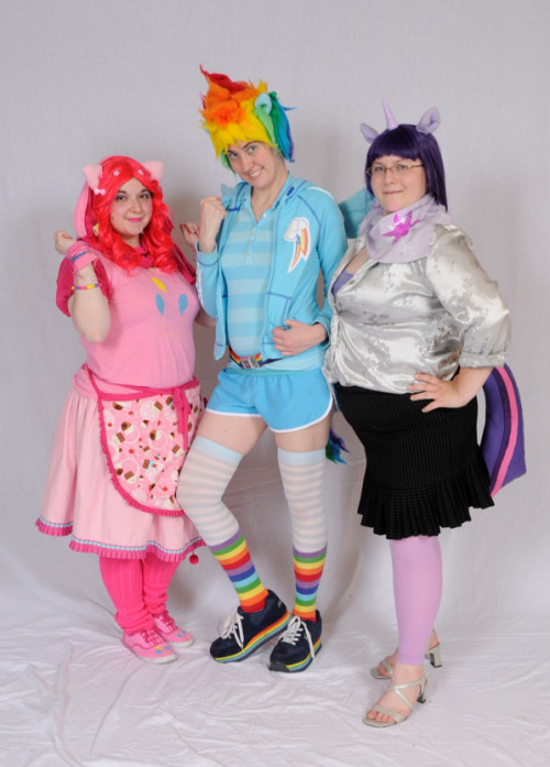 lithefider:  Professional photos we got at the Kangle Media booth at AnimeNEXT!  Pinkie Pie , Rainbow Dash , Twilight Sparkle  It was so nice of her to givr us those vouchers!  The third pic is my fave :3