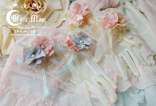littleredqueen:  truth2teatold:  White Moon Rose Letter  white moon is so great 